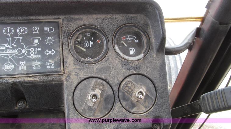 image for item G2353 1994 AGCO Allis 6680 tractor