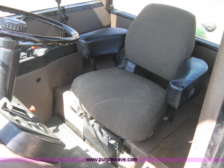 image for item G8411 1988 John Deere 8650 4WD tractor