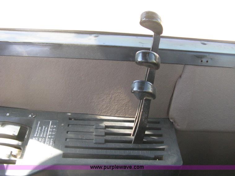 image for item G8411 1988 John Deere 8650 4WD tractor