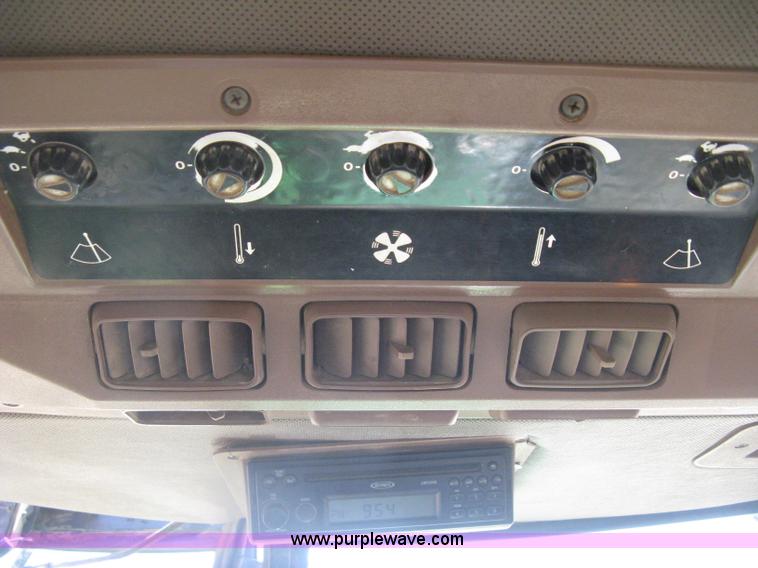 image for item G8411 1988 John Deere 8650 4WD tractor