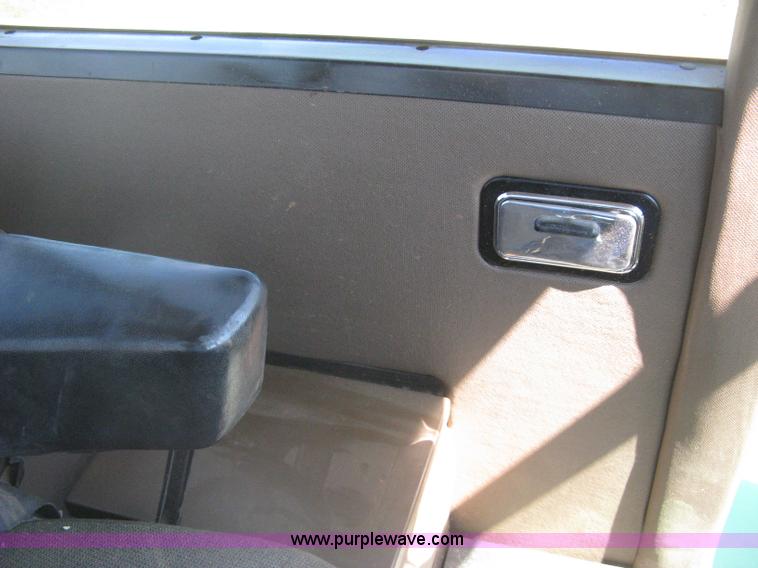 image for item G8411 1988 John Deere 8650 4WD tractor