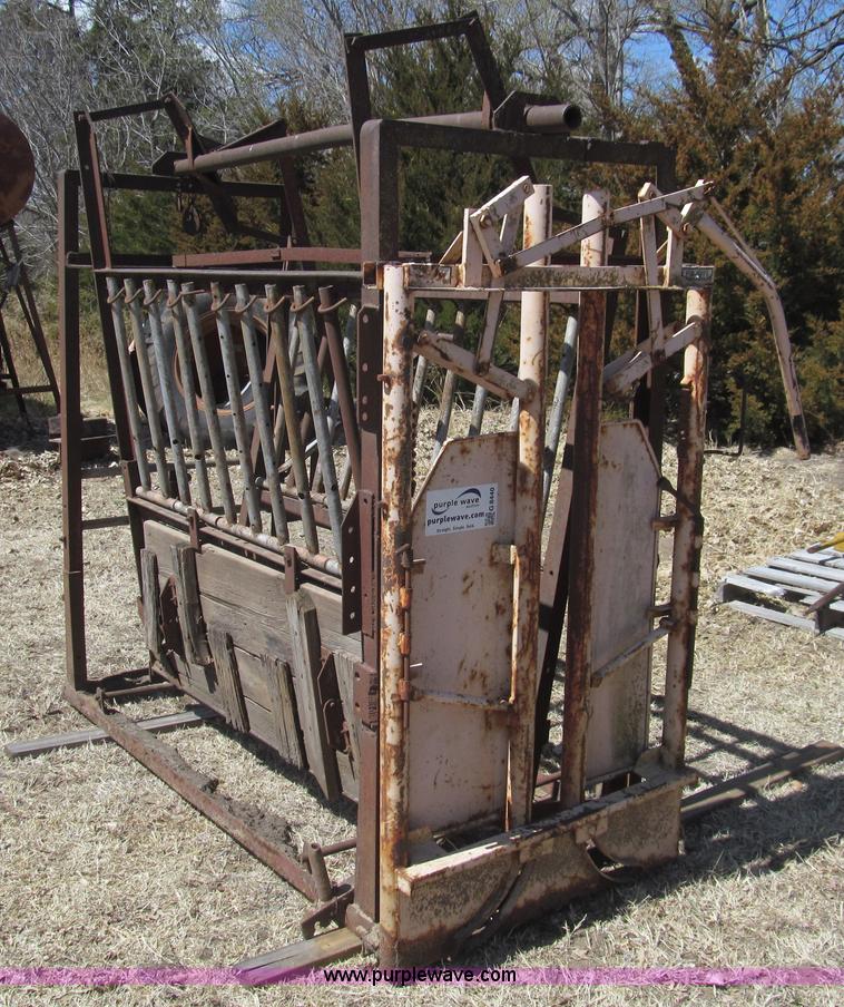 Squeeze chute in Buhler, KS Item G8440 sold Purple Wave