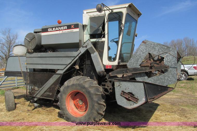1976 Allis Chalmers Gleaner K combine in West Plains, MO Item G9323