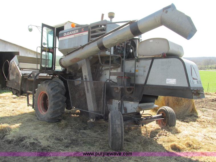1976 Allis Chalmers Gleaner K combine in West Plains, MO Item G9323