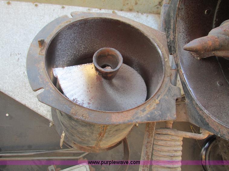 image for item G9323 1976 Allis Chalmers Gleaner K combine