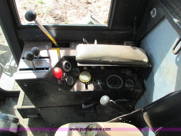 image for item G9323 1976 Allis Chalmers Gleaner K combine