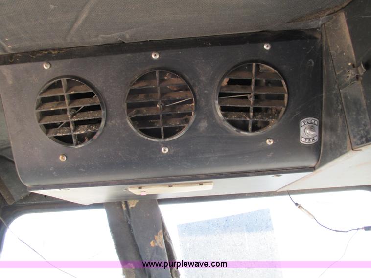 image for item G9323 1976 Allis Chalmers Gleaner K combine