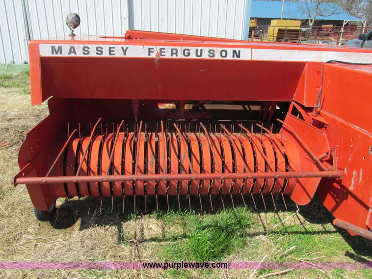 image for item G9325 Massey-Ferguson MF130 small square baler
