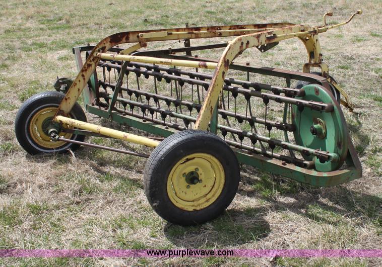 image for item H2123 John Deere 640 side delivery hay rake