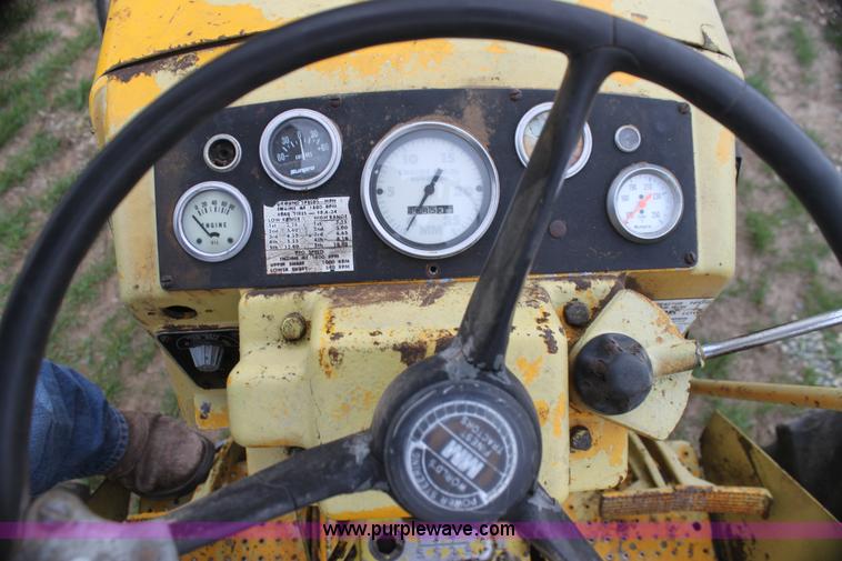 image for item H2170 1967 Minneapolis Moline G900 tractor