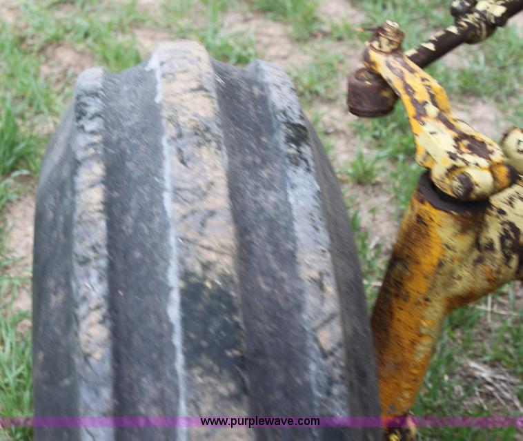 image for item H2170 1967 Minneapolis Moline G900 tractor