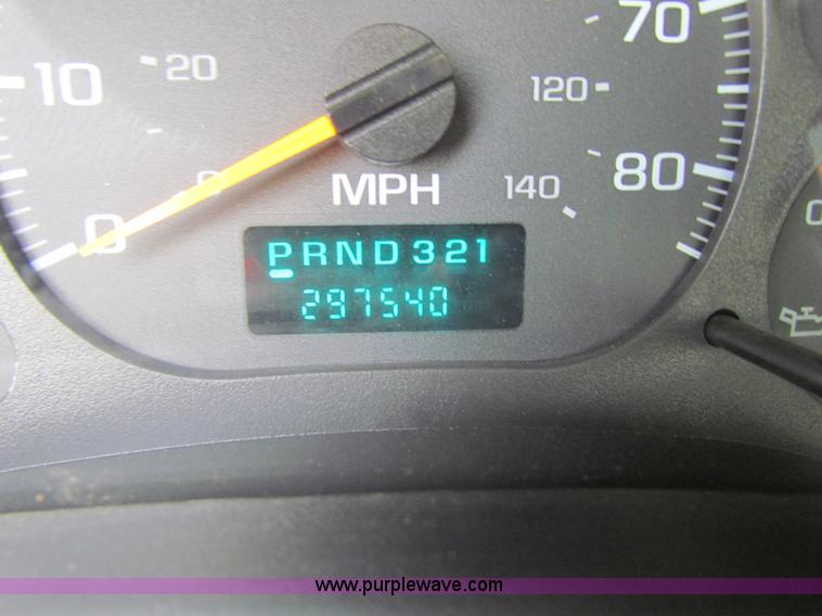 image for item H2211 2004 GMC C6500 grain truck