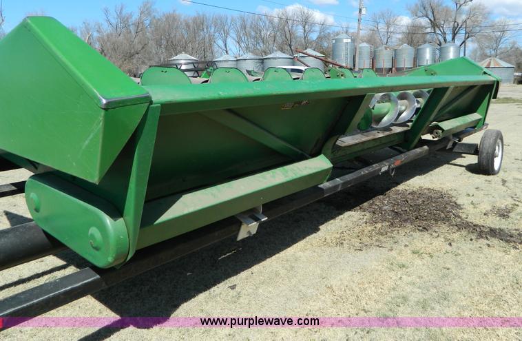 image for item H2492 John Deere 843 corn head