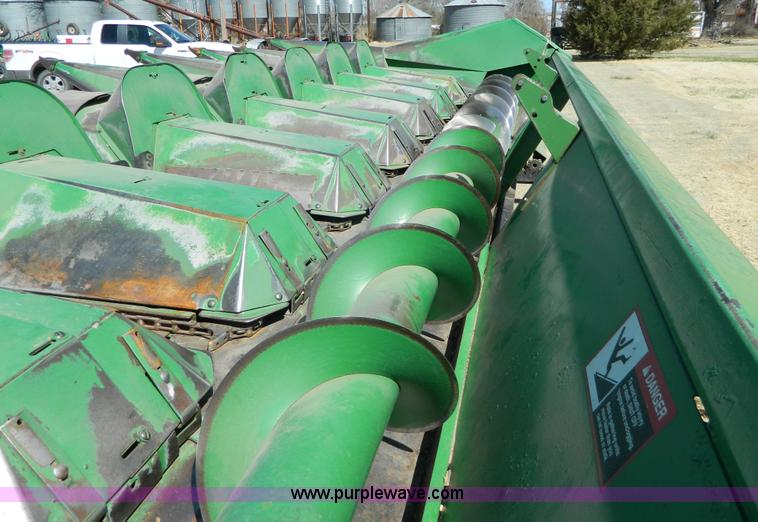 image for item H2492 John Deere 843 corn head