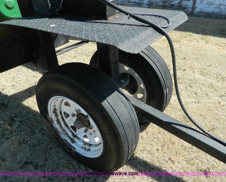 image for item H2492 John Deere 843 corn head