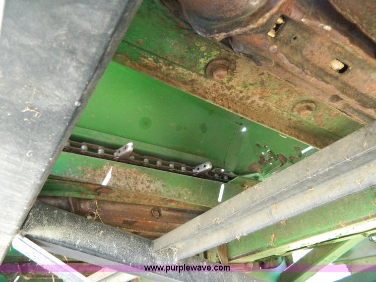 image for item H2492 John Deere 843 corn head