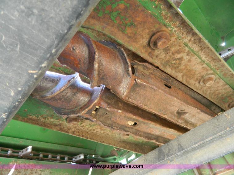 image for item H2492 John Deere 843 corn head