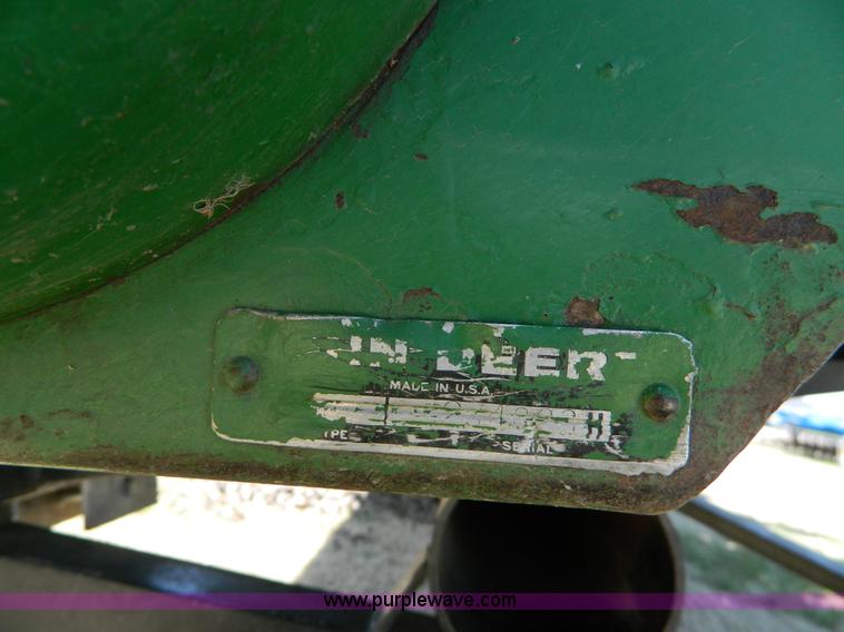 image for item H2492 John Deere 843 corn head