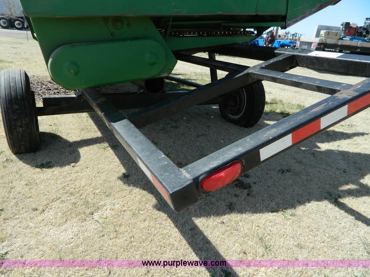 image for item H2492 John Deere 843 corn head