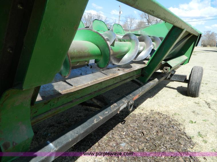 image for item H2492 John Deere 843 corn head