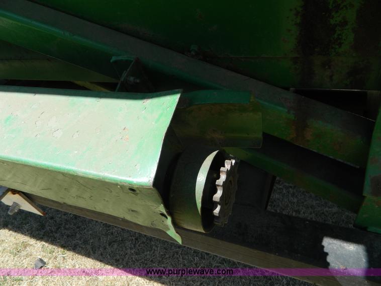 image for item H2492 John Deere 843 corn head