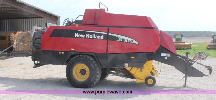 image for item H2594 2004 New Holland BB940A large square baler