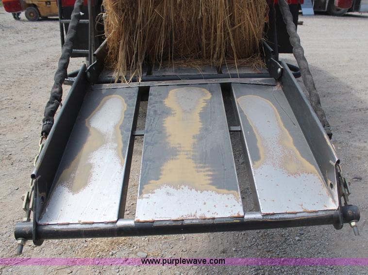 image for item H2594 2004 New Holland BB940A large square baler