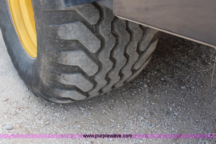 image for item H2594 2004 New Holland BB940A large square baler