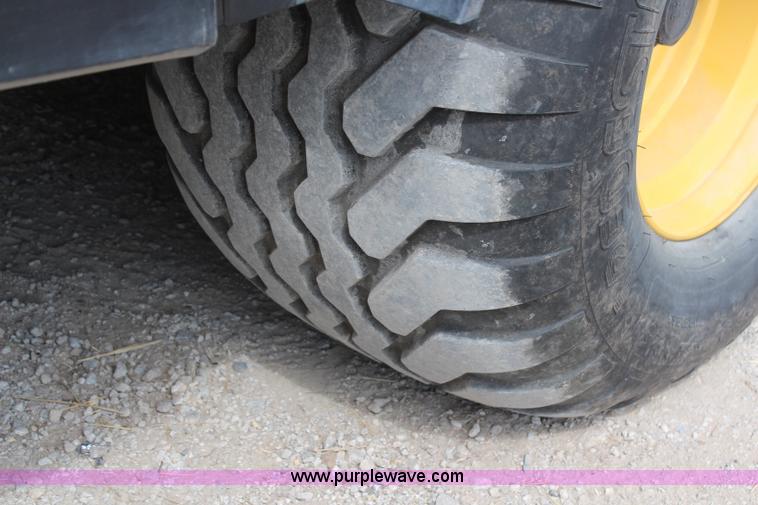 image for item H2594 2004 New Holland BB940A large square baler