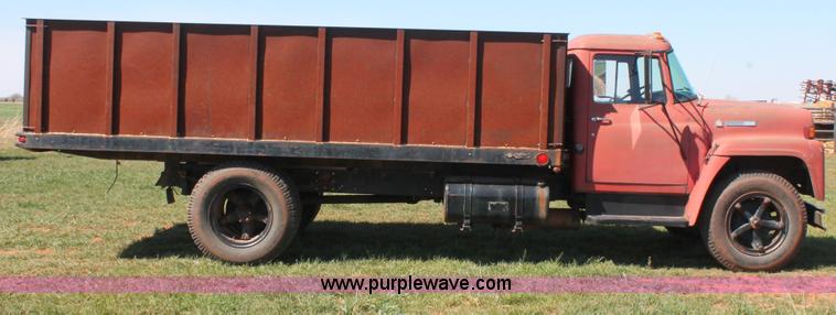 image for item H5712 1975 International Loadstar 1600 grain truck