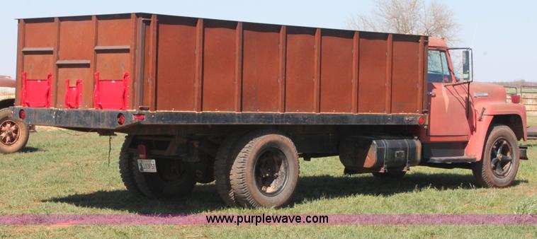 image for item H5712 1975 International Loadstar 1600 grain truck