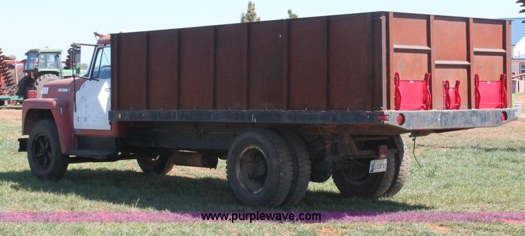 image for item H5712 1975 International Loadstar 1600 grain truck