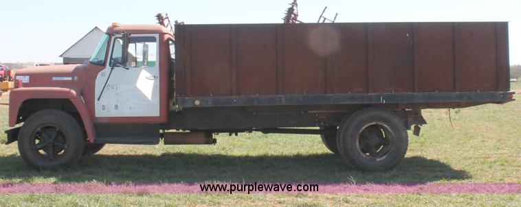 image for item H5712 1975 International Loadstar 1600 grain truck