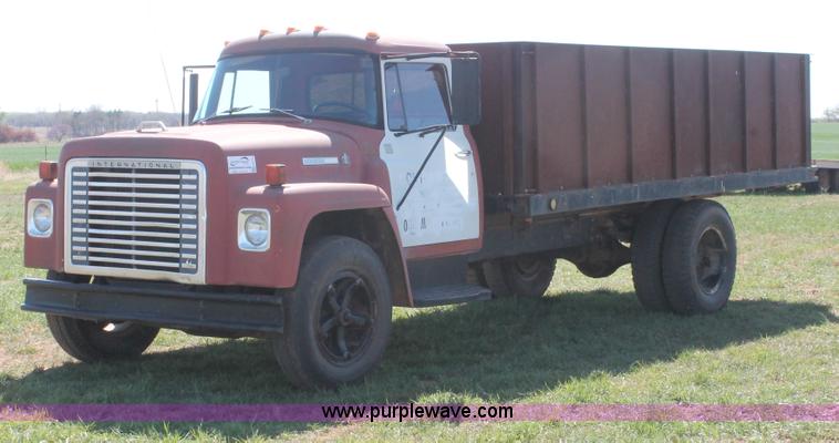image for item H5712 1975 International Loadstar 1600 grain truck