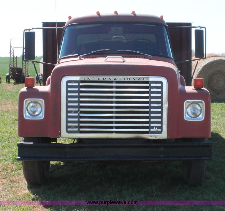 image for item H5712 1975 International Loadstar 1600 grain truck