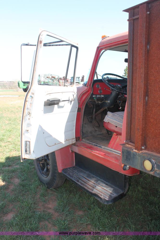 image for item H5712 1975 International Loadstar 1600 grain truck