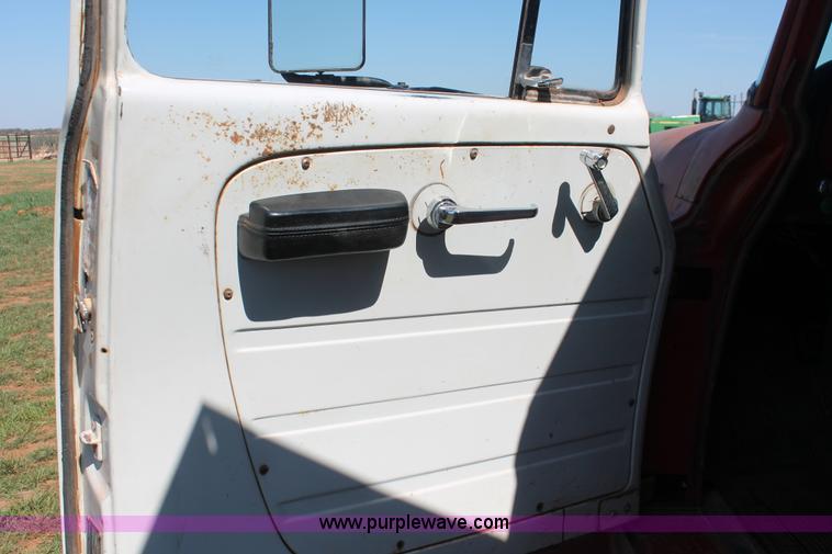 image for item H5712 1975 International Loadstar 1600 grain truck