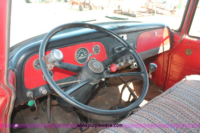 image for item H5712 1975 International Loadstar 1600 grain truck