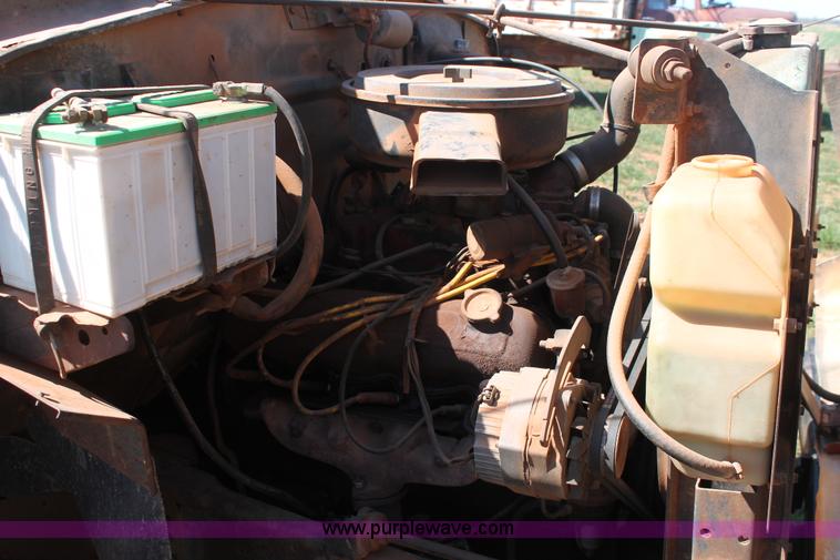 image for item H5712 1975 International Loadstar 1600 grain truck