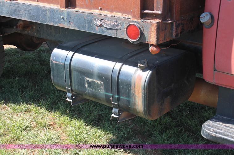 image for item H5712 1975 International Loadstar 1600 grain truck