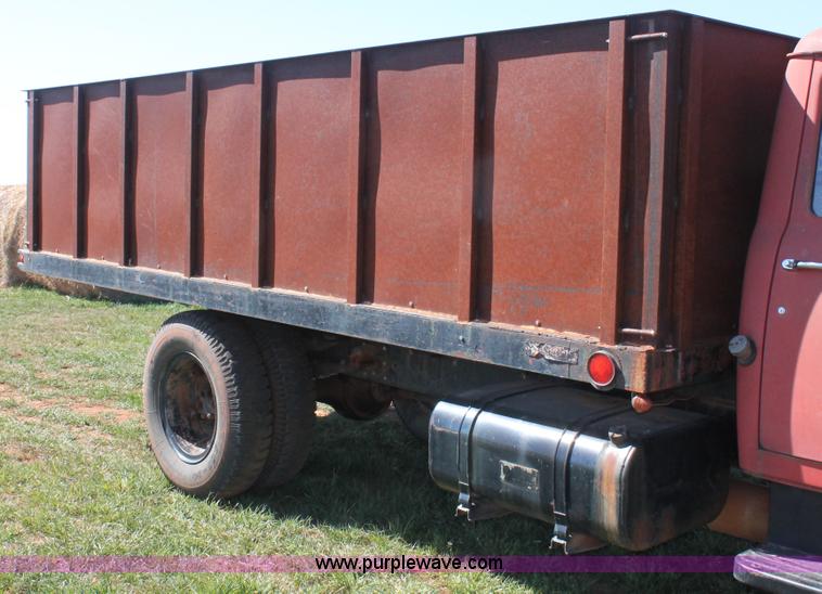 image for item H5712 1975 International Loadstar 1600 grain truck