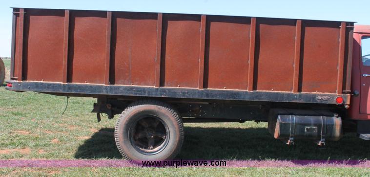 image for item H5712 1975 International Loadstar 1600 grain truck