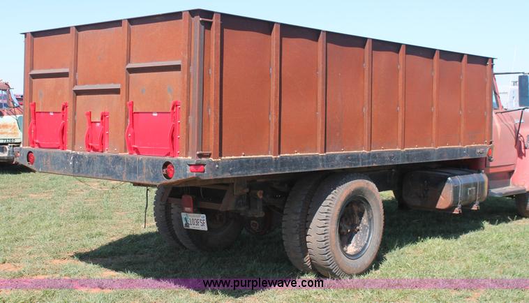 image for item H5712 1975 International Loadstar 1600 grain truck
