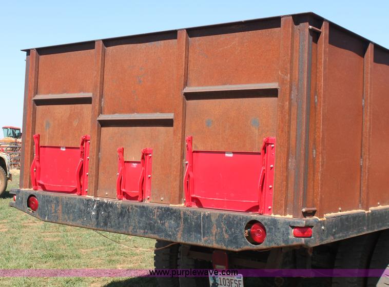 image for item H5712 1975 International Loadstar 1600 grain truck