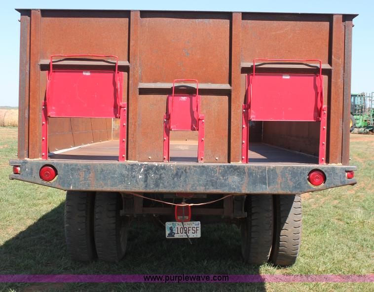 image for item H5712 1975 International Loadstar 1600 grain truck