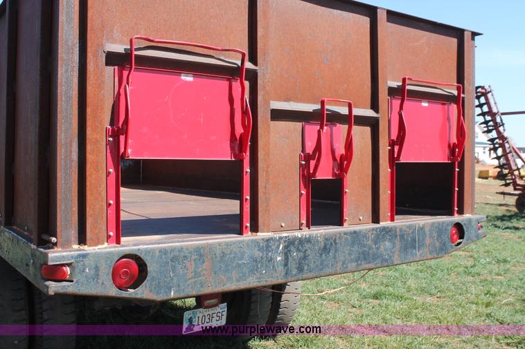 image for item H5712 1975 International Loadstar 1600 grain truck