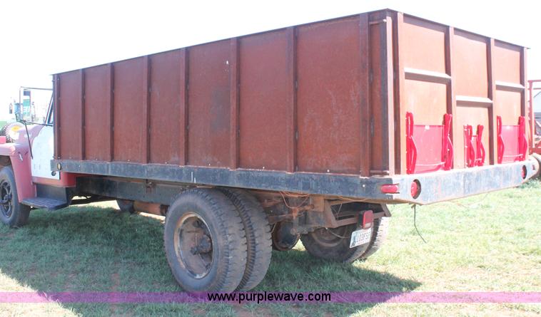 image for item H5712 1975 International Loadstar 1600 grain truck