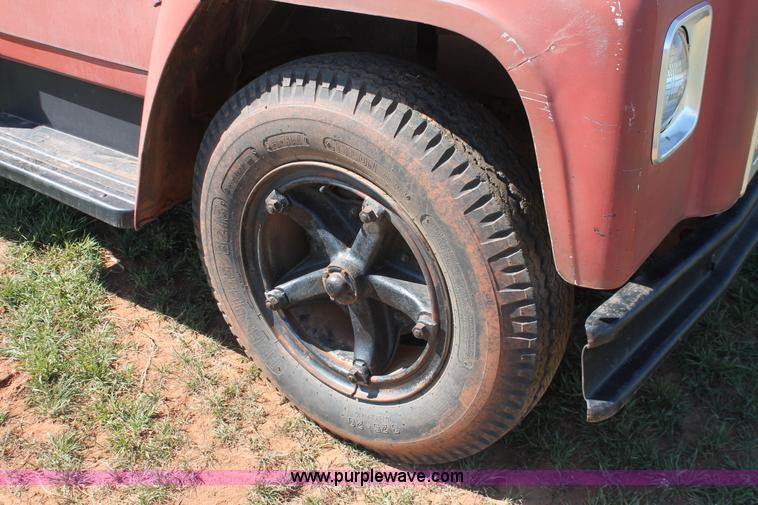 image for item H5712 1975 International Loadstar 1600 grain truck