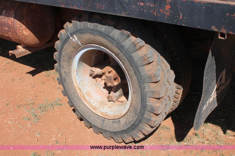 image for item H5712 1975 International Loadstar 1600 grain truck