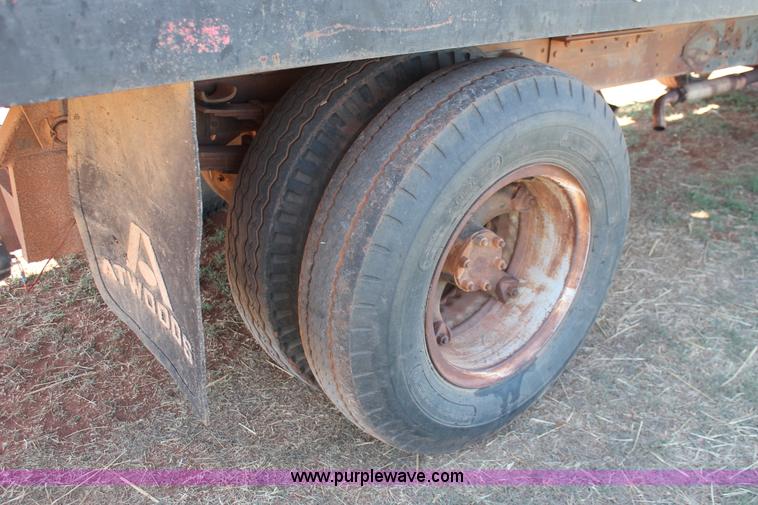 image for item H5712 1975 International Loadstar 1600 grain truck